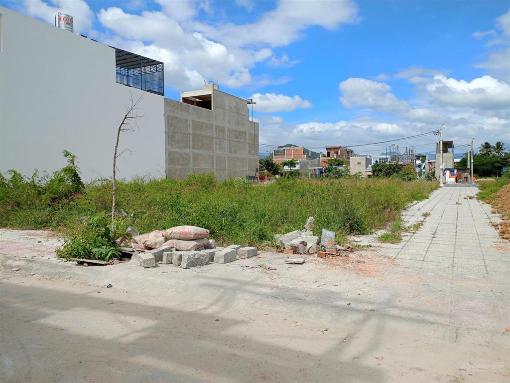 Lô góc 2 mặt tiền, khu tái định cư ngọc hiệp, nha trang. dt 86m2, ngang 4m. giá 53 tr/m2