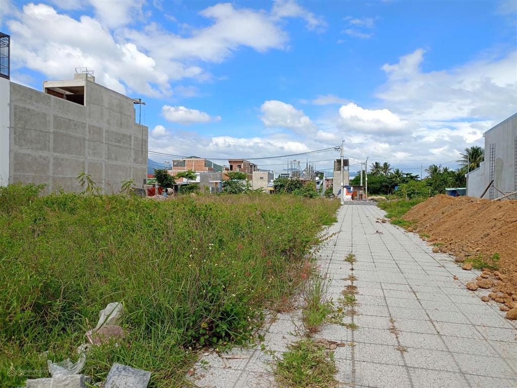 Lô góc 2 mặt tiền, khu tái định cư ngọc hiệp, nha trang. dt 86m2, ngang 4m. giá 53 tr/m2