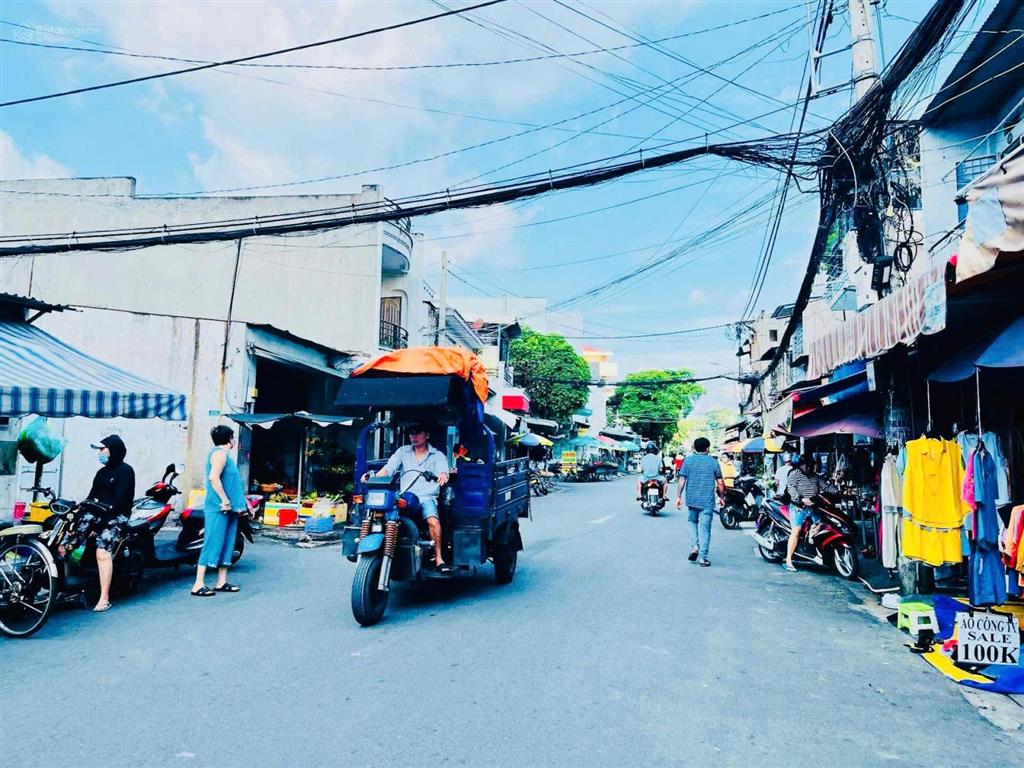 Bán nhà mtkd chợ phường tân quý, dt 4m x 18m  1 lầu. giá 8.9 tỷ thương lượng