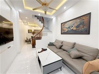 Nhà cạnh trường học vài bước chân ra công viên kỳ bá