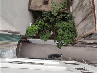 Nhà 3 tầng hướng đông nam xây độc lập gần đường lớn giá cực rẻ