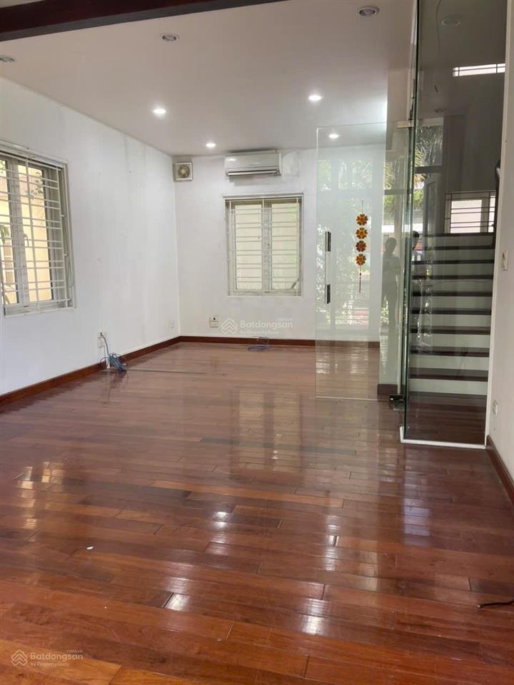 Cho thuê biệt thự lô góc 2 mặt tiền ở phố dương đình nghệ, phạm hùng, cầu giấy. dt 100m2 x4 tầng.