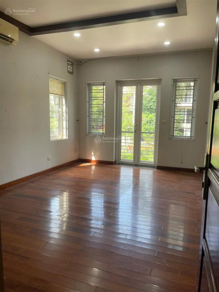 Cho thuê biệt thự lô góc 2 mặt tiền ở phố dương đình nghệ, phạm hùng, cầu giấy. dt 100m2 x4 tầng.