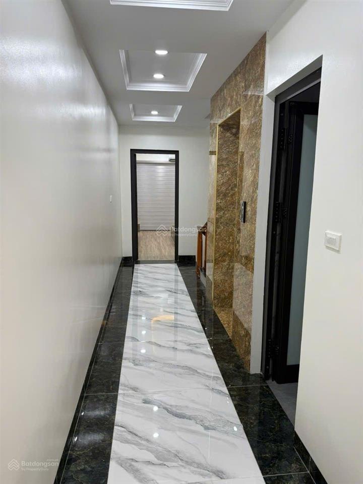 Bán nhà nguyễn sơn , thang máy , 60m , 5 ngủ , phun nội thất, mặt ngõ thông, gần ô tô tránh dừng đổ