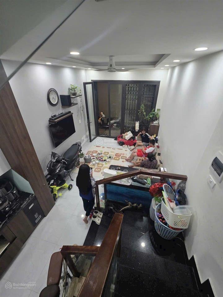 Bán nhà ngọc lâm,32m, 3 ngủ ,phun nội thất, mặt ngõ thông,15m ra ô tô tránh,chỉ 7xty