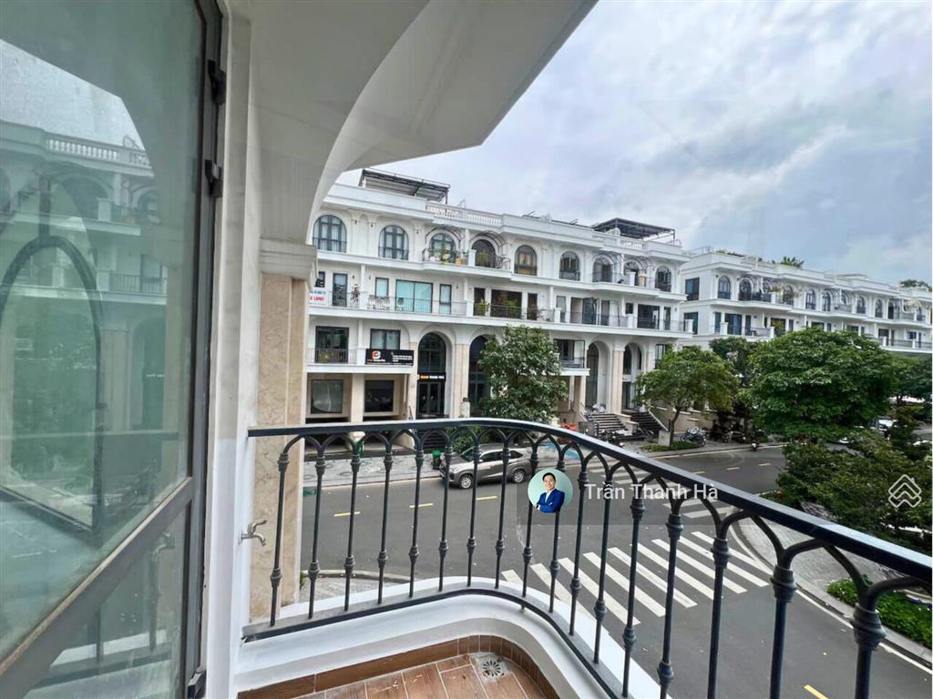 Cho thuê góc 2 mặt tiền, hầm + 3 tầng vị trí vàng trung tâm vạn phúc city, giá chỉ 50 triệu/tháng