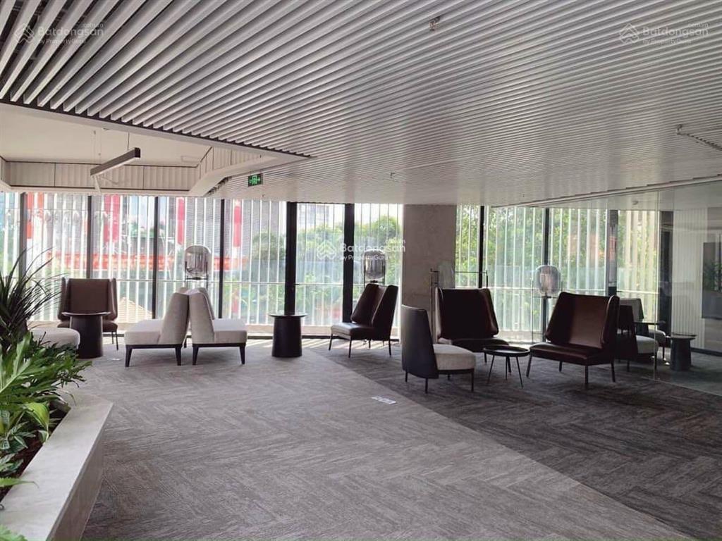 Văn phòng hiện đại tọa lạc tại cmt8, metro bến thành, q1. dt 200m², giá 50tr. tell 0903 712 ***