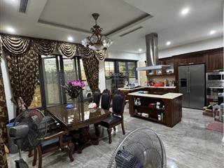 Bán nhanh biệt thự vip cầu giấy. 135m2 mặt tiền hơn 7 mét. an ninh tốt bảo vệ 24/7 giá chào 42 tỷ