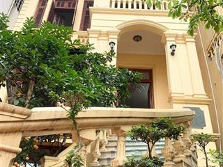 Cần bán mảnh đất hai mặt tiền mặt hồ hoàng cầu  tặng biệt thự cổ kiến trúc châu âu