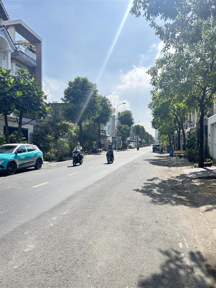 Chỉ 9.5 tỷ có tl cho mt đường d2 man thiện, p. hiệp phú, quận 9 và 1 số sp đang bán cùng trục đường