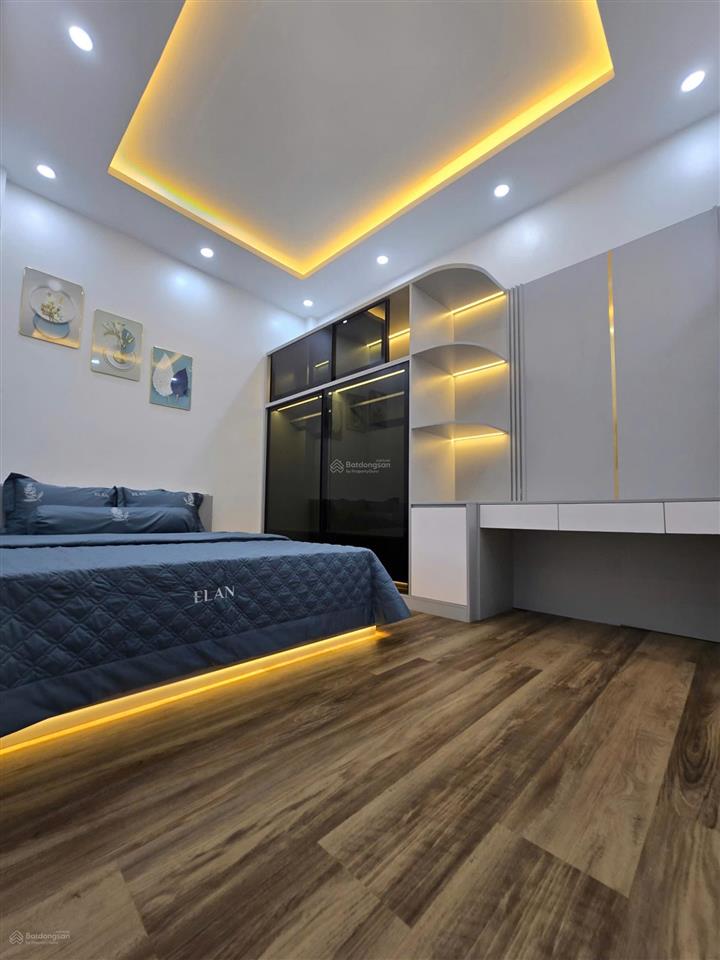 Bán nhà gần trung tâm thương mại  thanh trì dt 35m*5 tầng nhà mới cách phố chỉ vài bước chân.