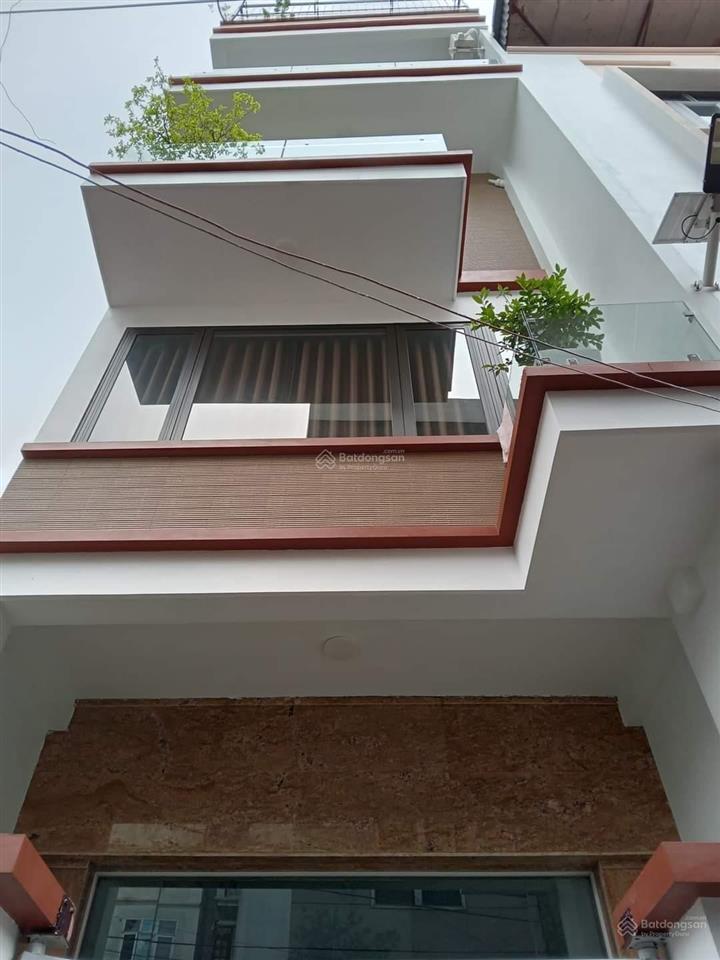 Bán nhà gần trung tâm thương mại  thanh trì dt 35m*5 tầng nhà mới cách phố chỉ vài bước chân.