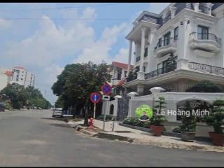 Biệt thự 10m x 20m. mặt tiền đường 30m trục chính khu biệt thự phú nhuận