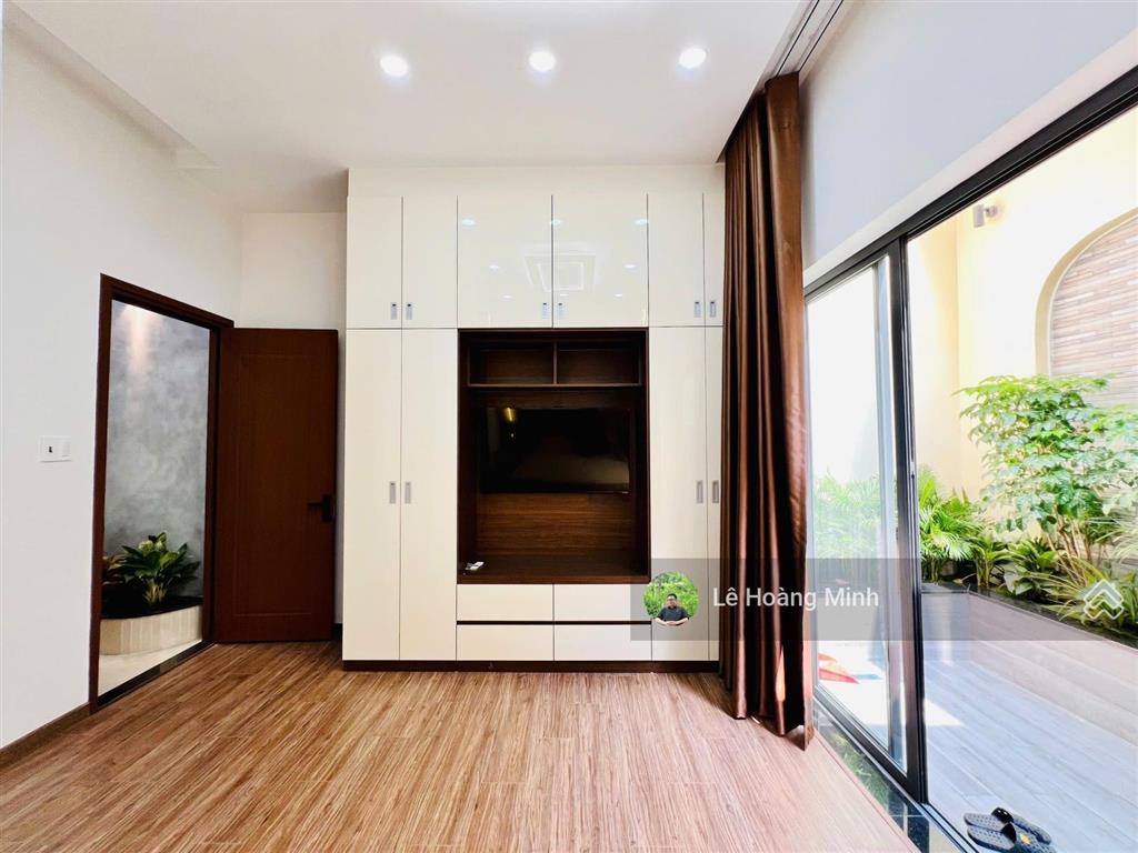 Siêu phẩm 5m x 25m, 4 tầng có thang máy full nội thất xịn mặt tiền đường hiệp thành 18