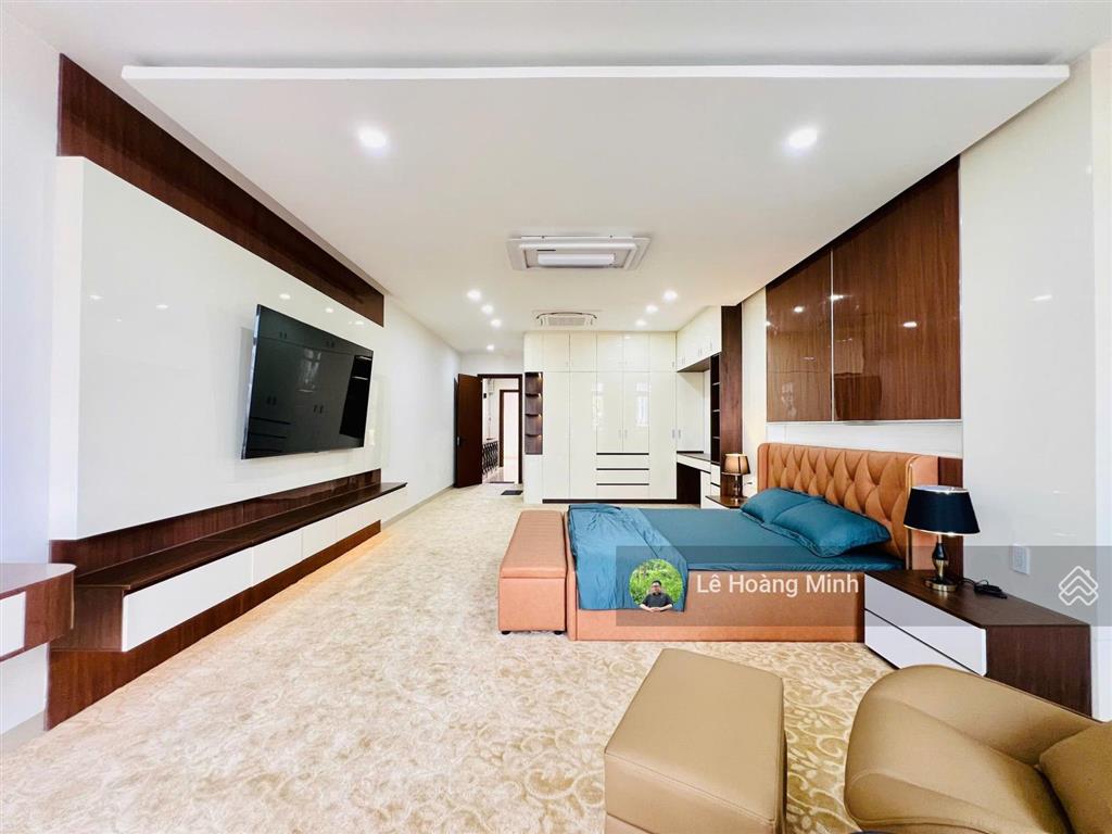 Siêu phẩm 5m x 25m, 4 tầng có thang máy full nội thất xịn mặt tiền đường hiệp thành 18