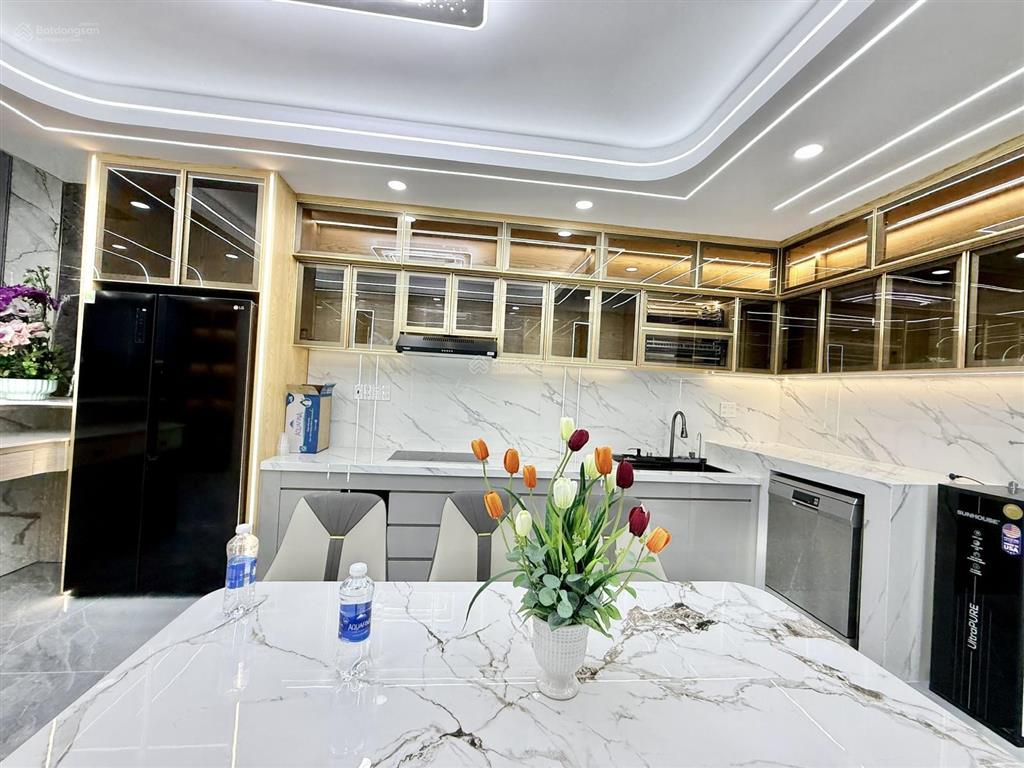 Siêu phẩm 4m x 18m. 4 tầng ô thang máy. 1/ hẻm 8m thông đường trung mỹ tây 09