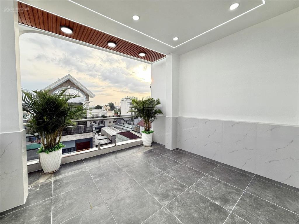 Siêu phẩm 4m x 18m. 4 tầng ô thang máy. 1/ hẻm 8m thông đường trung mỹ tây 09
