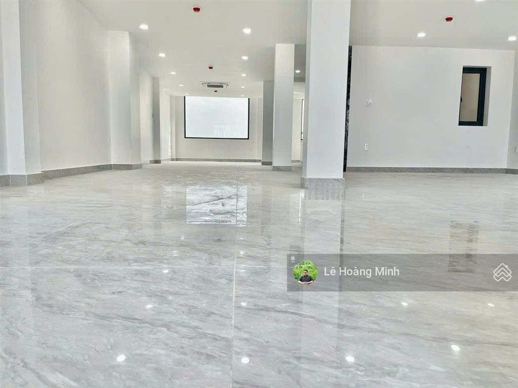 Bán tòa nhà văn phòng ngang 9m 1 hầm 7 lầu mặt tiền đường trần thị cờ