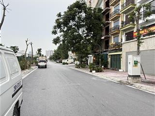 Ban" 2 toà văn phòng mặt phố từ liêm  diện tích  152m2
 mặt tiền 8m
 8 tầng.  nhà mới xây