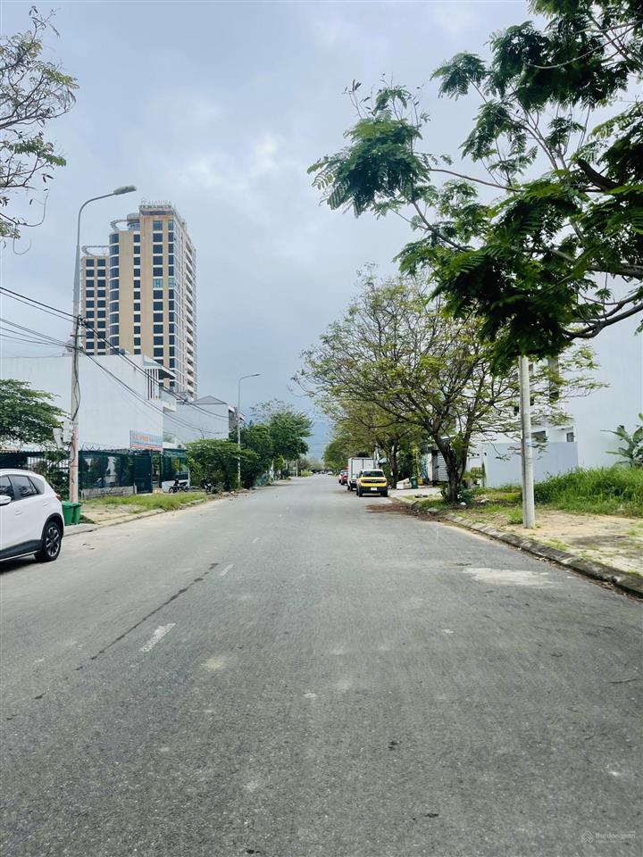 Chủ cần bán lô đất biệt thự đường 10m5 nguyễn đình hoàn, diện tích 150m2, vị trí vàng