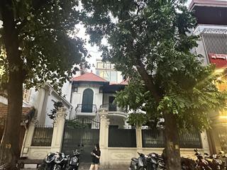 Cho thuê biệt thự cạnh phan đình phùng, có sân vườn 100m, mt 12m. full nội thất