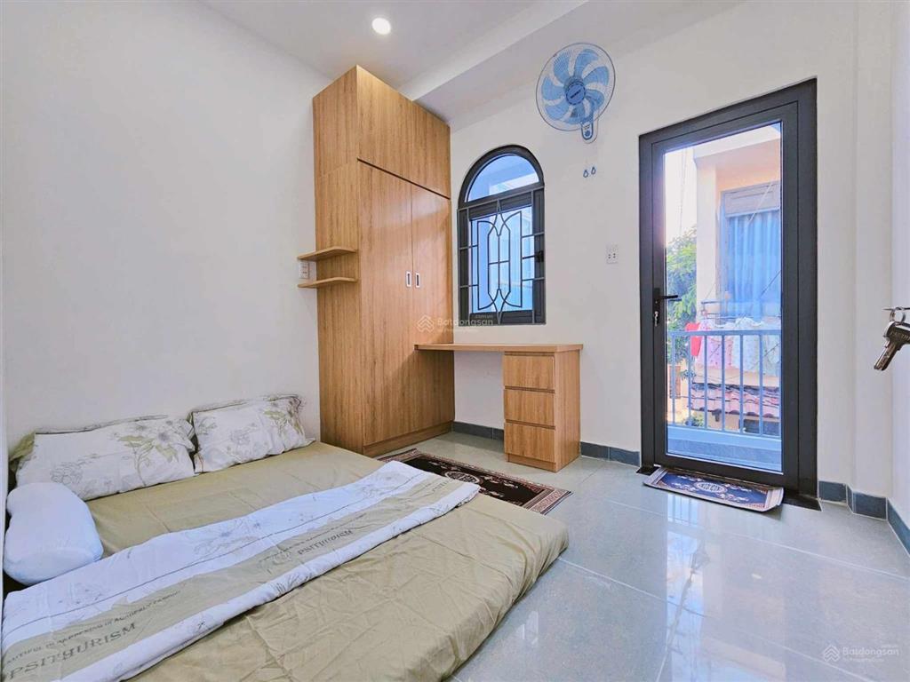 Bán nhà mới vip  hòn xện  dt 82m2(5x17m) 3tầng  5pn  đ10m  gần biển  chỉ nhỉnh 5. x tỷ