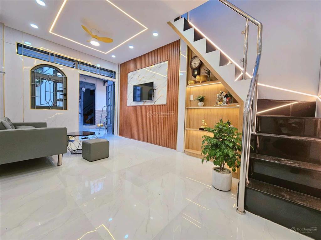 Bán nhà mới vip  hòn xện  dt 82m2(5x17m) 3tầng  5pn  đ10m  gần biển  chỉ nhỉnh 5. x tỷ
