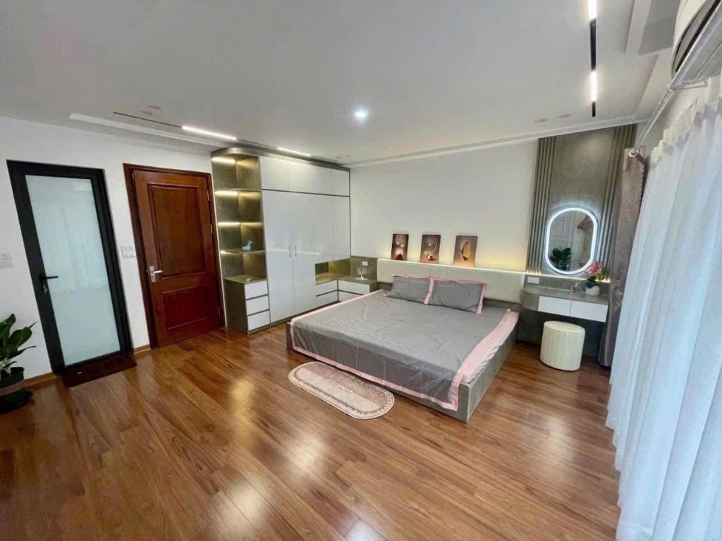 Bán Gấp Nhà Phố Ngọc Lâm Long Biên 45m2 6T Gara, Thang Máy, Ngõ Thông Nhỉnh 12 Tỷ