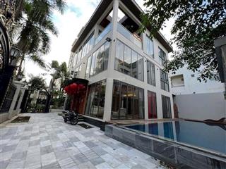 Cho thuê biệt thự góc đơn lập  phú mỹ hưng. dt 420m2. căn góc  hồ bơi  sân vườn  full nội thất