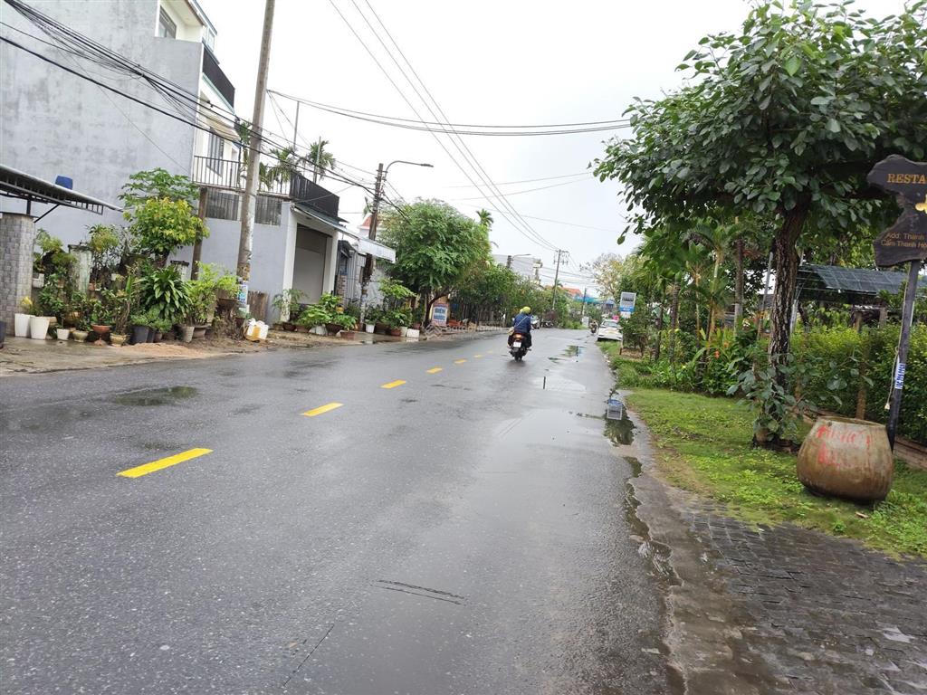 Bán nhà 2 tầng mới, dt 100m2, giá 3.x tỷ, đường ô tô thông, sát trần nhân tông, nhà 3 mặt thoáng.