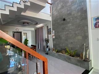 Bán nhà 2 tầng mới, dt 100m2, giá 3.x tỷ, đường ô tô thông, sát trần nhân tông, nhà 3 mặt thoáng.