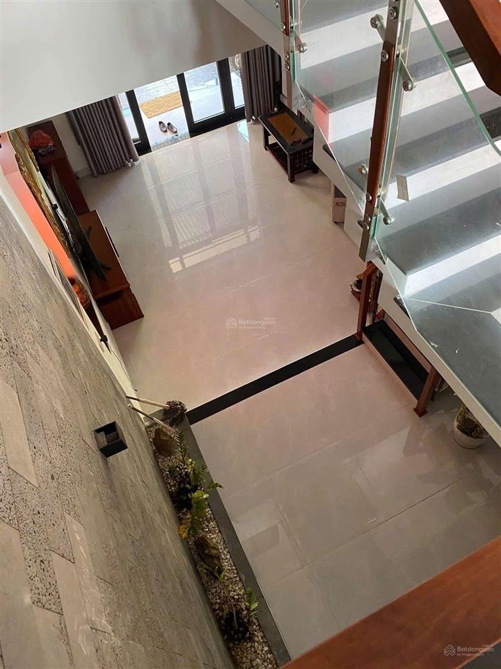 Bán nhà 2 tầng mới, dt 100m2, giá 3.x tỷ, đường ô tô thông, sát trần nhân tông, nhà 3 mặt thoáng.