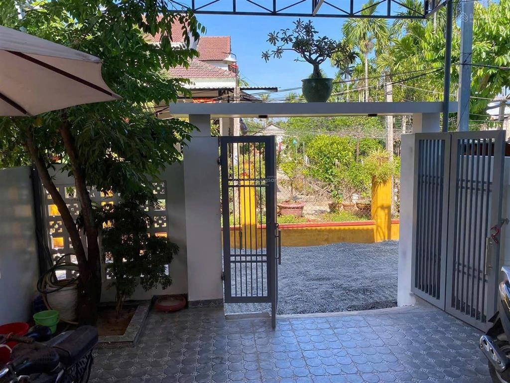 Bán nhà 2 tầng mới, dt 100m2, giá 3.x tỷ, đường ô tô thông, sát trần nhân tông, nhà 3 mặt thoáng.