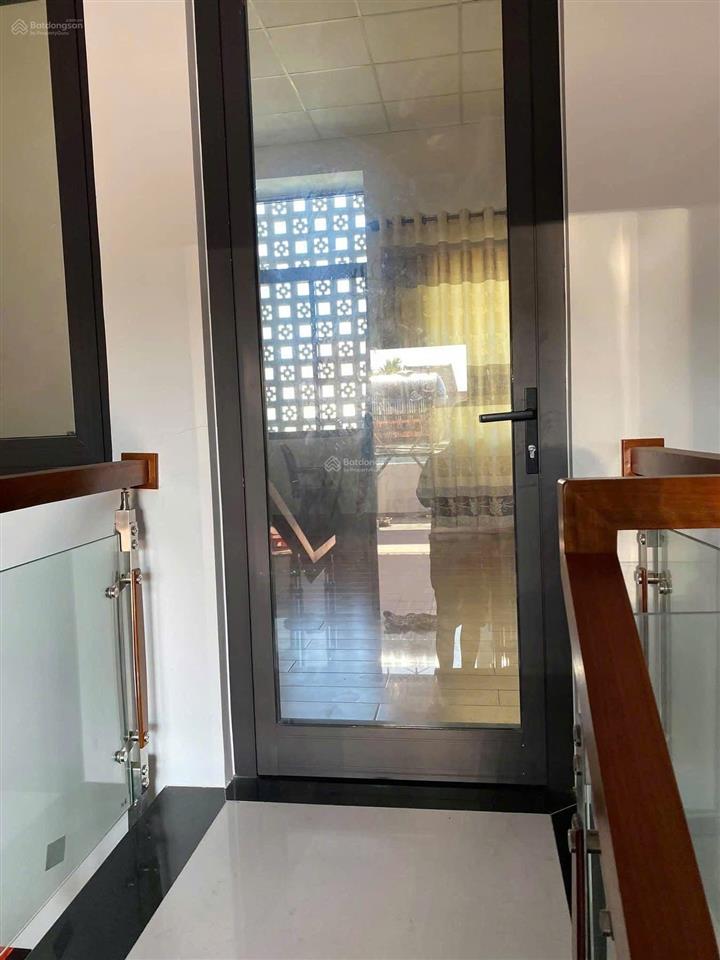 Bán nhà 2 tầng mới, dt 100m2, giá 3.x tỷ, đường ô tô thông, sát trần nhân tông, nhà 3 mặt thoáng.