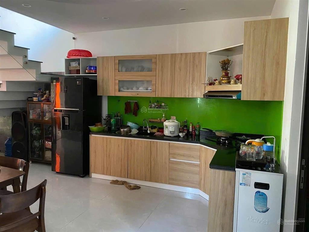 Bán nhà 2 tầng mới, dt 100m2, giá 3.x tỷ, đường ô tô thông, sát trần nhân tông, nhà 3 mặt thoáng.