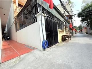 Cần bán nhà 5 tầng giang biên long biên dt30,5m nội thất đẹp về ở ngay. khu dân trí cao giá 5tỷ650
