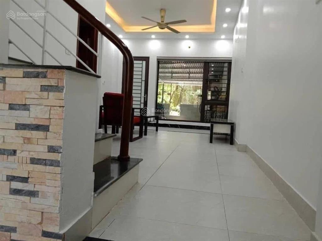 Cho thuê nhà nguyên căn phố ngọc thụy ô tô tránh nhà đẹp ở ngay gần cầu long biên, mipec