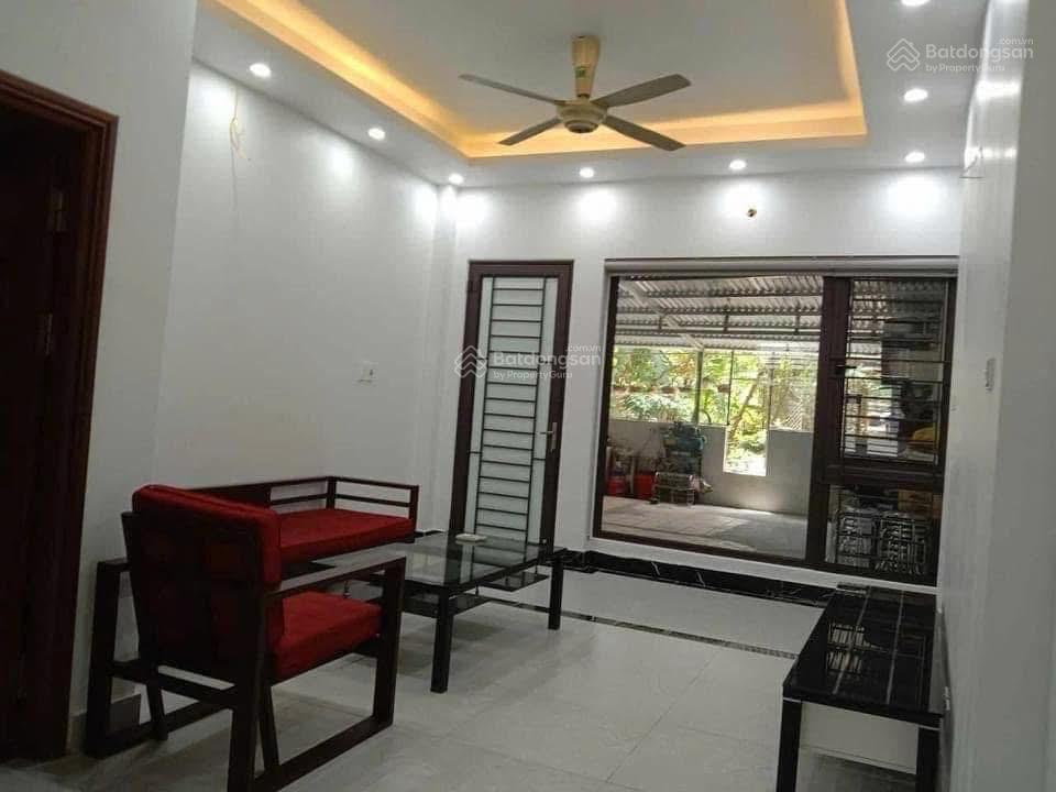 Cho thuê nhà nguyên căn phố ngọc thụy ô tô tránh nhà đẹp ở ngay gần cầu long biên, mipec