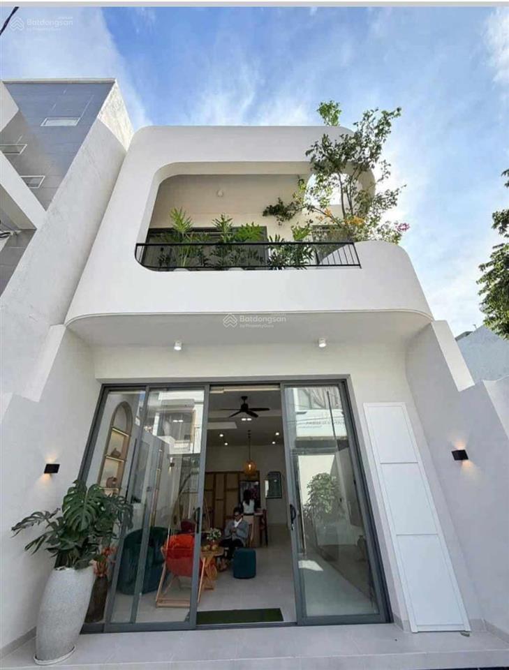 Bán nhà đẹp mê ly dt64 3 tầng3pn đường 18m  sát biểnvĩnh hòa  nha trang  chỉ 4tỷ8.