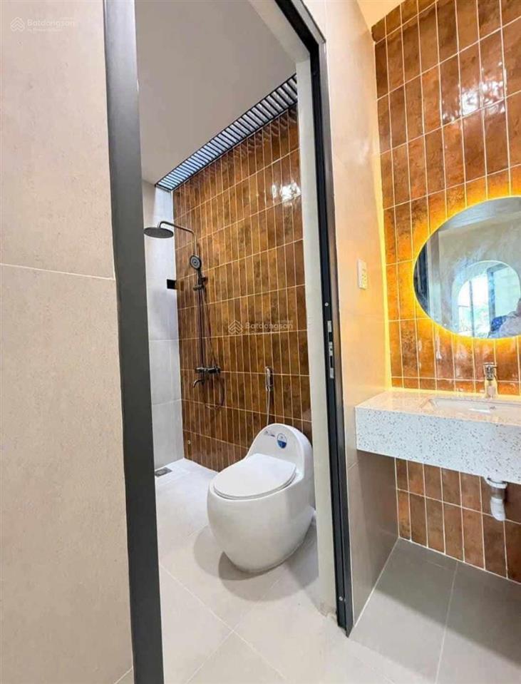Bán nhà đẹp mê ly dt64 3 tầng3pn đường 18m  sát biểnvĩnh hòa  nha trang  chỉ 4tỷ8.