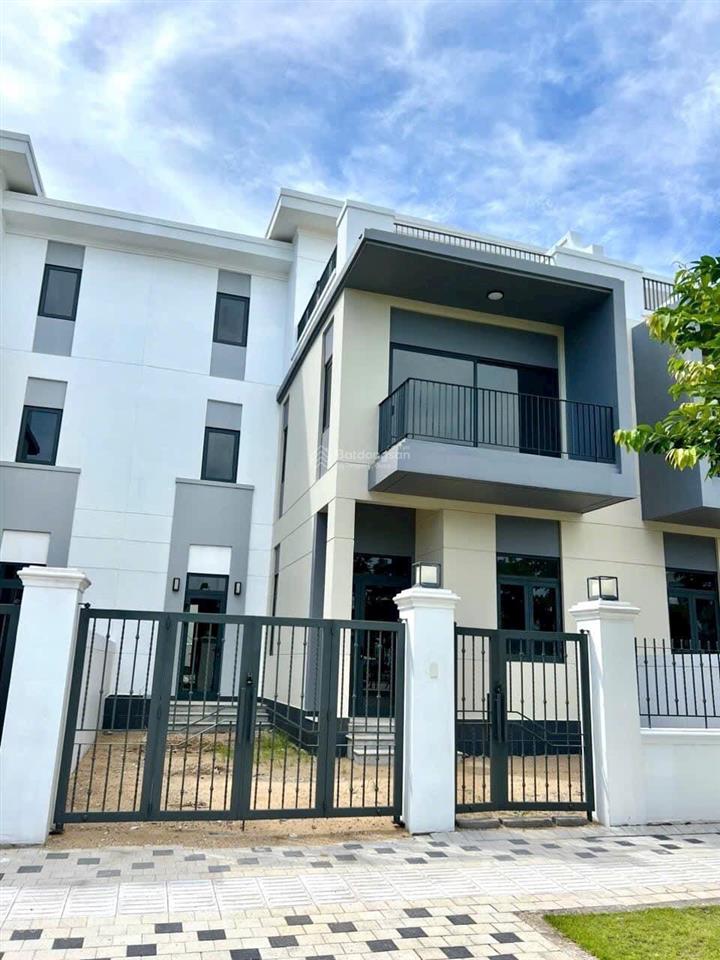 Kẹt tiền bán gấp nhà phố 8x20m khu trung tâm aqua city. chỉ 7.05 tỷ all in. nhận nhà ở ngay