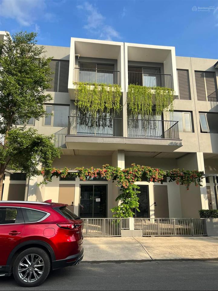 Bán nhà phố 1 trệt 2 lầu + tum  5 x 21  giá full 5,75 tỷ bgt  xe hơi đậu quanh nhà