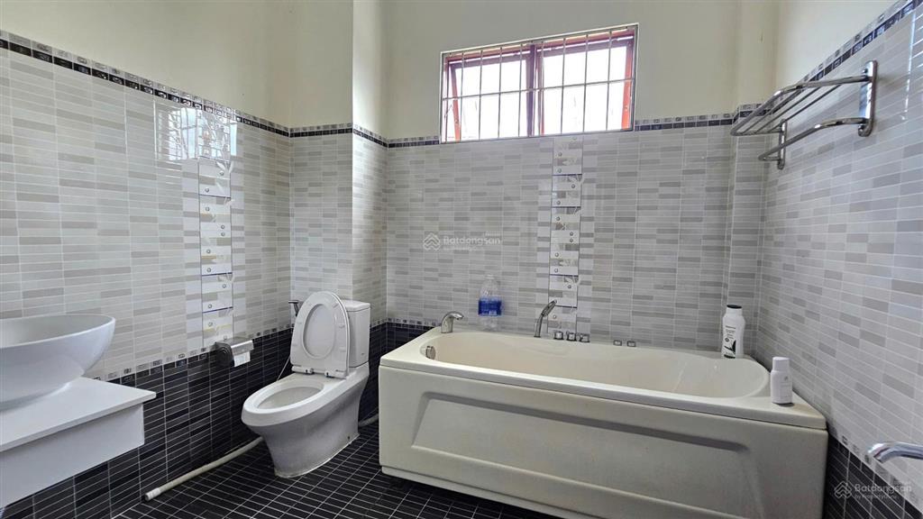 Bán nhanh nhà 4 tầng, 5pn, cạnh chợ đầm, gần biểnđã hoàn công82.8m2 ngang khủng 7.2m chỉ 7.2tỷ