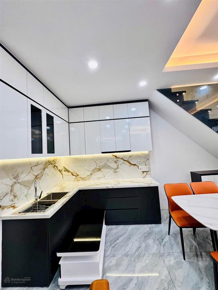 Bán nhà mới đẹp 1 trệt 2 lầu (7x10) nhà có 5pn nằm gần chợ minh phát chỉ 5,65 tỷ