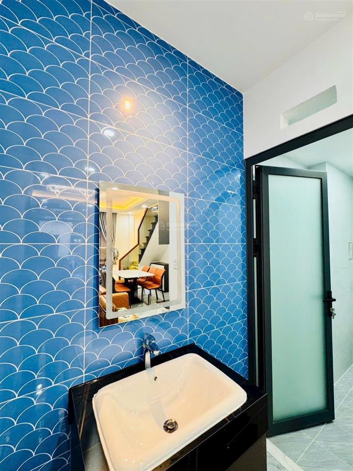 Bán nhà mới đẹp 1 trệt 2 lầu (7x10) nhà có 5pn nằm gần chợ minh phát chỉ 5,65 tỷ