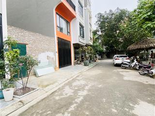 View vườn hoa! đất tái định cư giang biên, dt 68m2, mt 4.3m, vỉa hè, ô tô tránh