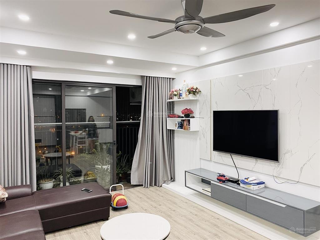 Bán chung cư ct15 green park việt hưng. dt 100m2, 3 ngủ, 2vs, tầng đẹp, ban công đông nam