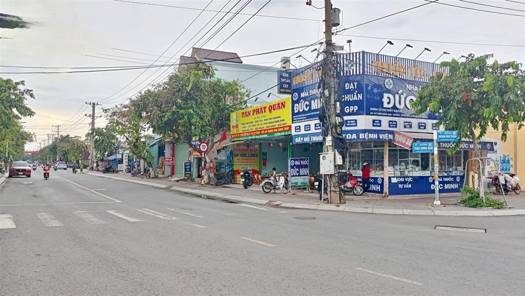 Lô góc 3 mặt tiền trần hưng đạo, ngang 7m, nở hậu 8m,cạnh bigc go, tthc, đông hoà chỉ hơn 15tỷ