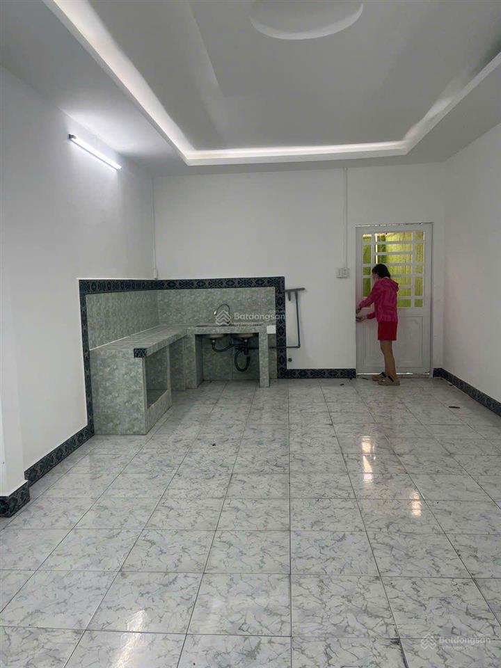 Bán nhà câp 4 mặt tiền đường lê lợi, xã tân thới nhì, hóc môn, 4x35m, giá 8.5 tỷ còn thương lượng