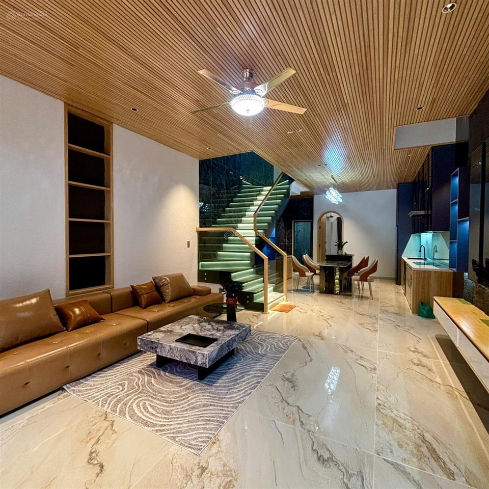 Bán nhà 3 tầng hiện đại mới xây sát biển nguyễn tất thành,tp đà nẵng